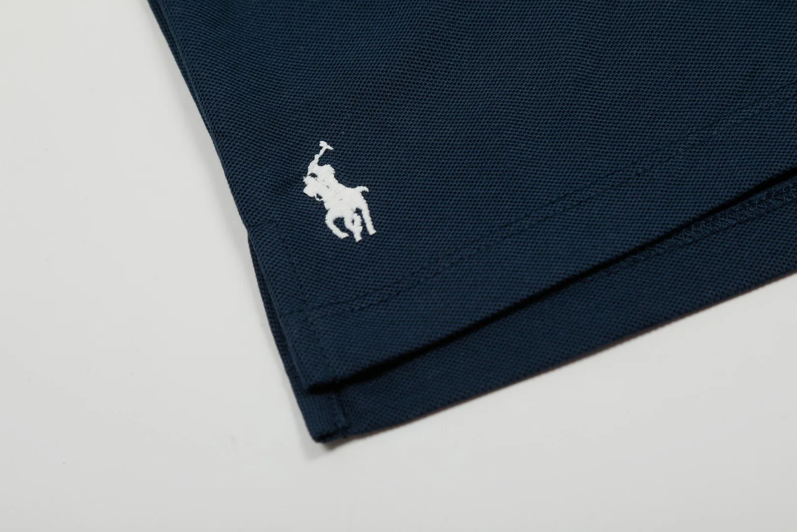P154 💰 "Top quality" Style number: DS072# (not off the shelves all year round) [Ralph Lauren&NY co-branded new embroidered horse logo POLO lapel basic short sleeves] ✅Ralph Lauren&MLB Yankees co-branded versatile style lapel POLO short sleeves for men and women ✅Main supply platform live broadcast Wholesale entity Replenish when out of stock Not off the shelf ✅ZP quality 1:1 version Scan the code to enter the GF website Z cabinet quality ✅Detailed quality is the only one in Guangzhou. Imported pique fabrics. Focus on high-end. Cost-effective. Needless to say good quality. ✅Restore the original version. The maximum size can be worn up to 210 pounds. Loose, comfortable and stress-free. ✅Work wear and life wear. Suitable for various occasions. Must-have recommendation for couples. Size: S-XL. Color: Gray Navy.